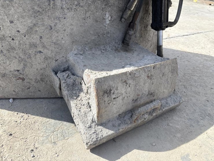 #5067-•-bobcat-concrete-carrying-bucket-w/-hydraulic-chute-image-6