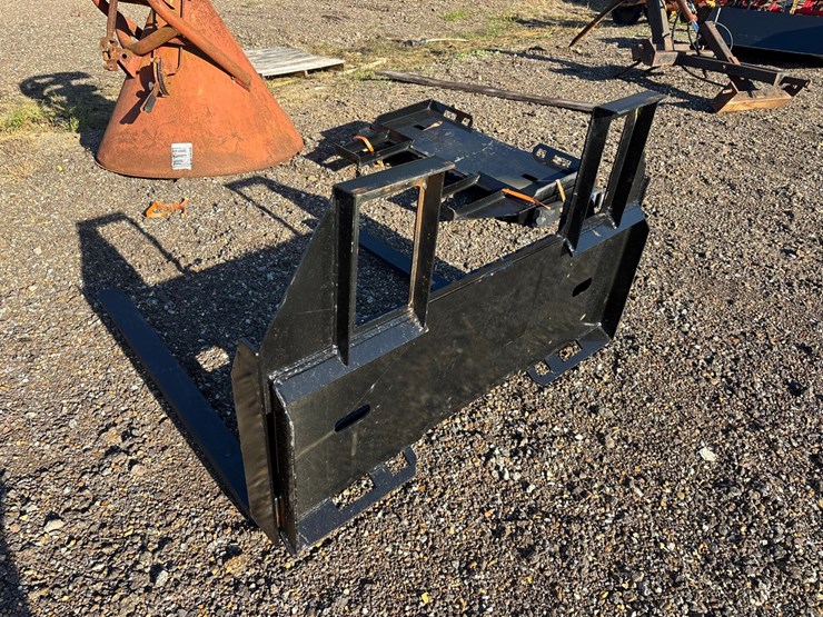 skid-steer-walk-through-pallet-forks-image-3