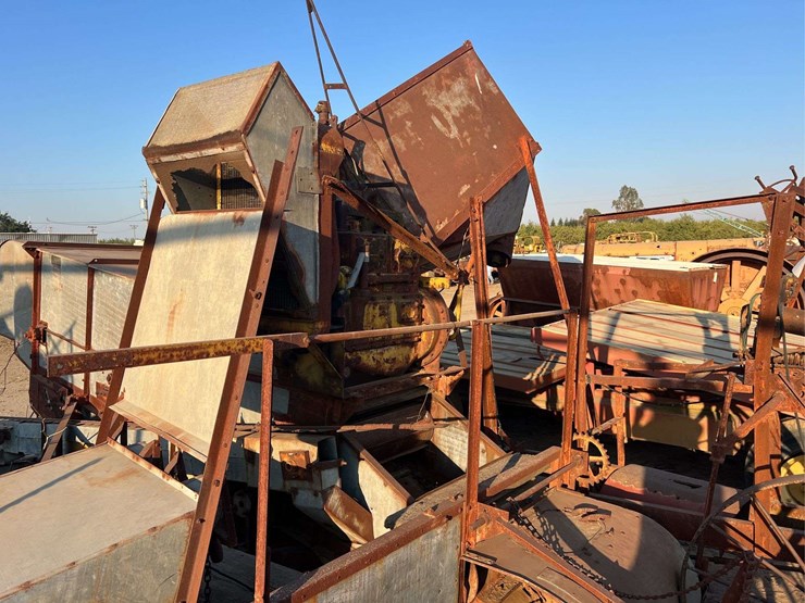 minneapolis-moline-pull-type-combine-image-12