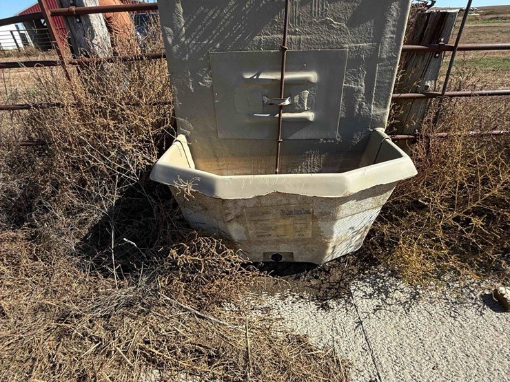 insulated-fiberglass-water-tank-image-3