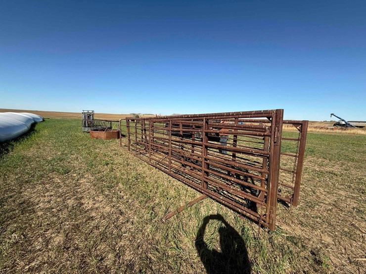 freestanding-panel-with-gates-image-1