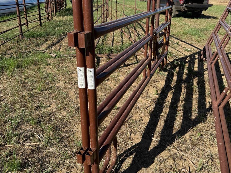 hyqual-portable-livestock-panels-image-1