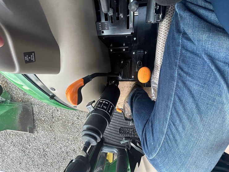 2021-john-deere-5075e-image-32