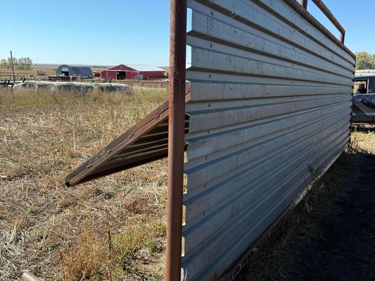 freestanding-windbreak-panel-and-calf-shelter-image-3