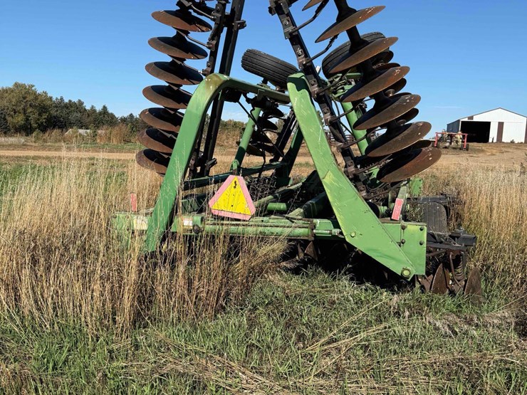 john-deere-235-image-1