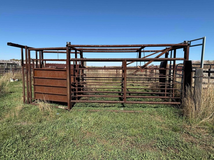double-livestock-working-alley-image-1