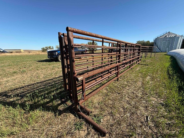 freestanding-panel-with-gates-image-1