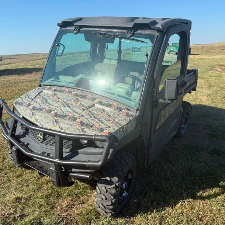 JOHN DEERE GATOR