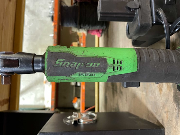 #8541-•-snap-on-3/8"-power-ratchet-wrench-with-batteries-and-charger-(pr12)-image-2