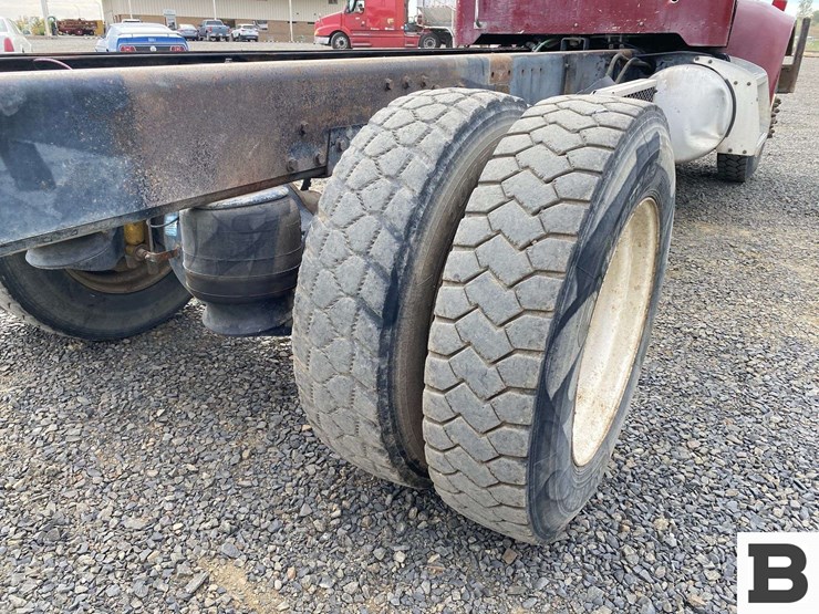 2002-peterbilt-330-image-27