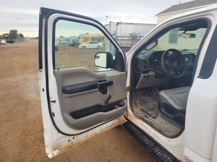 2020-ford-f150-xl-image-5