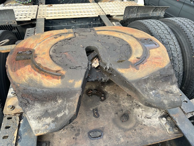 #1372-•-2014-volvo-sleeper-semi-(has-wi-title)-(of)-image-44