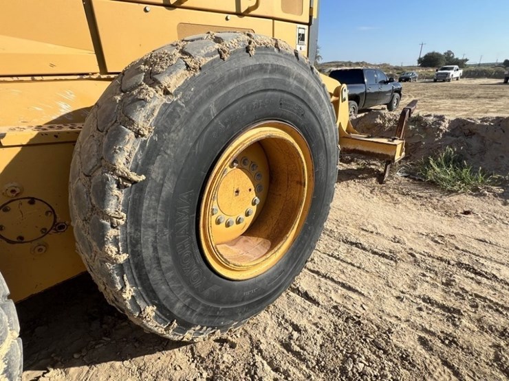 2011-deere-772gp-image-21