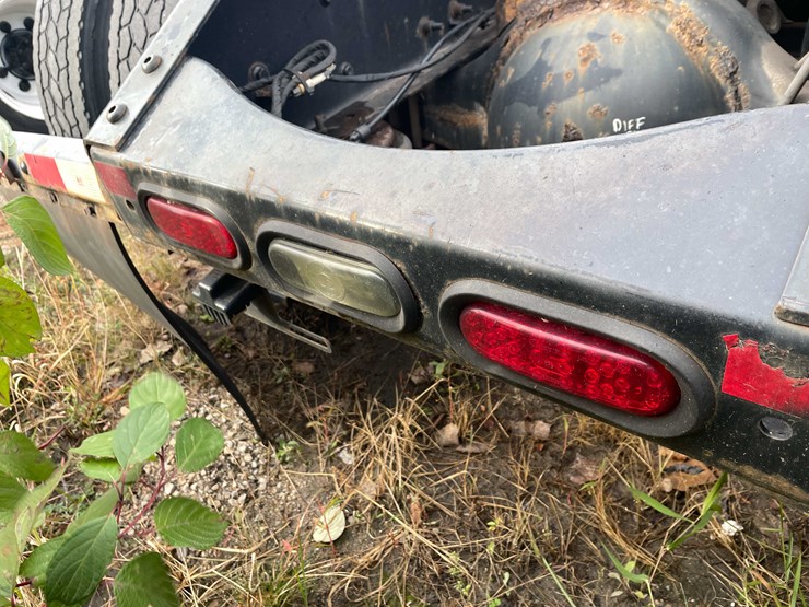 #1372-•-2014-volvo-sleeper-semi-(has-wi-title)-(of)-image-35