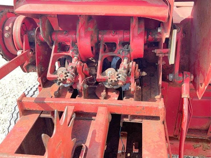 new-holland-275-image-23