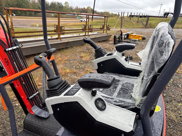 #5-•-cfg-industrial-mx15rx-mini-excavator-image-4