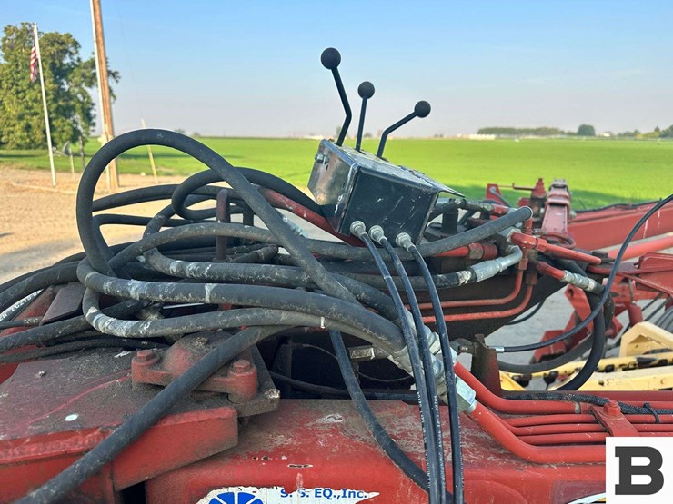 new-holland-216-image-10