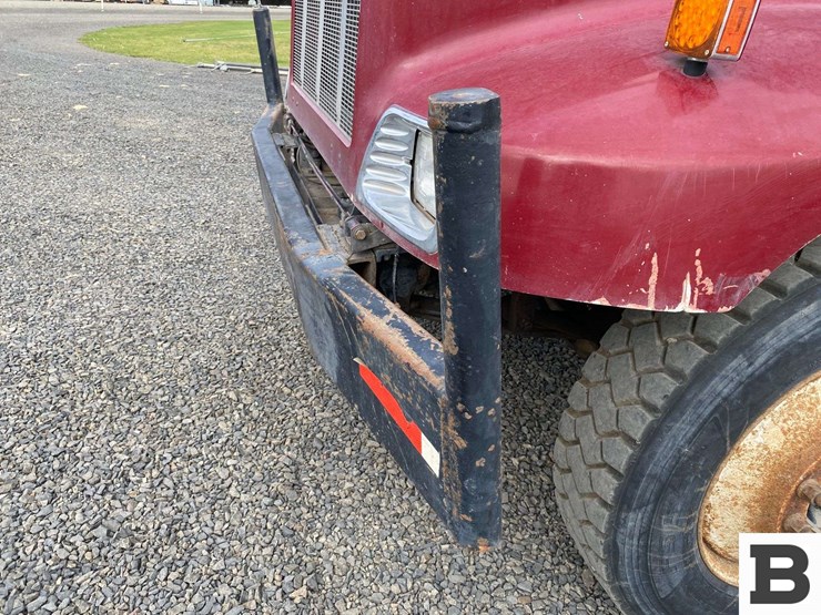 2002-peterbilt-330-image-11