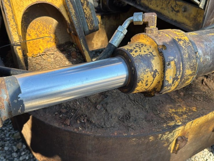 2008-deere-750j-xlt-image-40