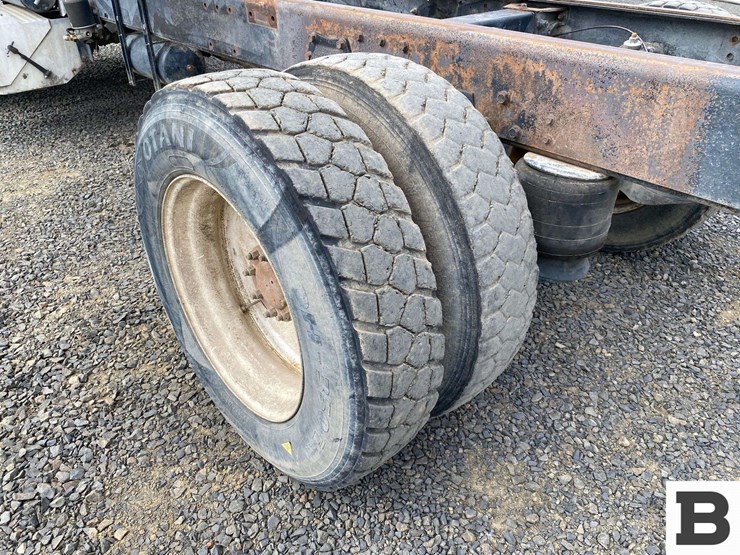 2002-peterbilt-330-image-20