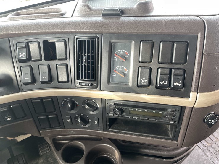 #1372-•-2014-volvo-sleeper-semi-(has-wi-title)-(of)-image-60