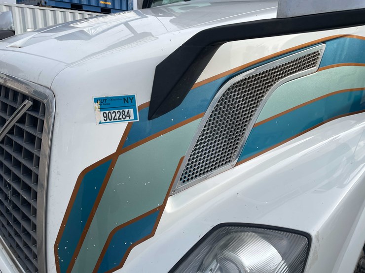 #1372-•-2014-volvo-sleeper-semi-(has-wi-title)-(of)-image-10