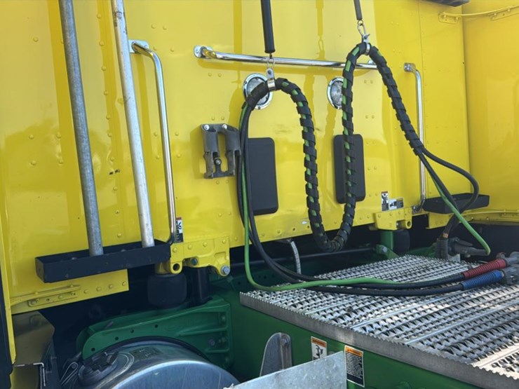 2023-peterbilt-579-image-39