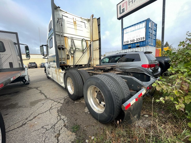 #1372-•-2014-volvo-sleeper-semi-(has-wi-title)-(of)-image-7