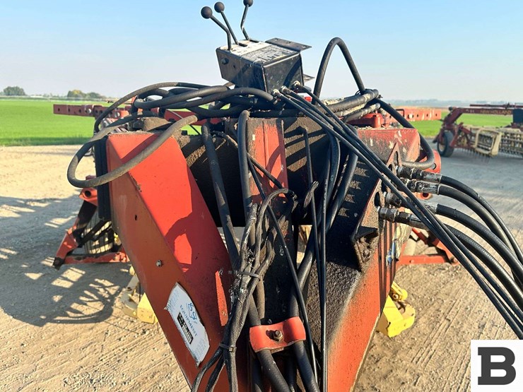 new-holland-216-image-11