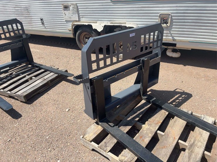 skid-steer-pallet-forks-image-1
