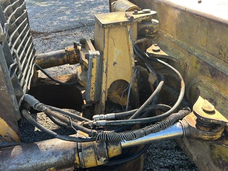 2008-deere-750j-xlt-image-22