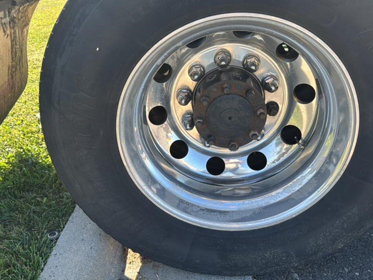 2023-peterbilt-579-image-19