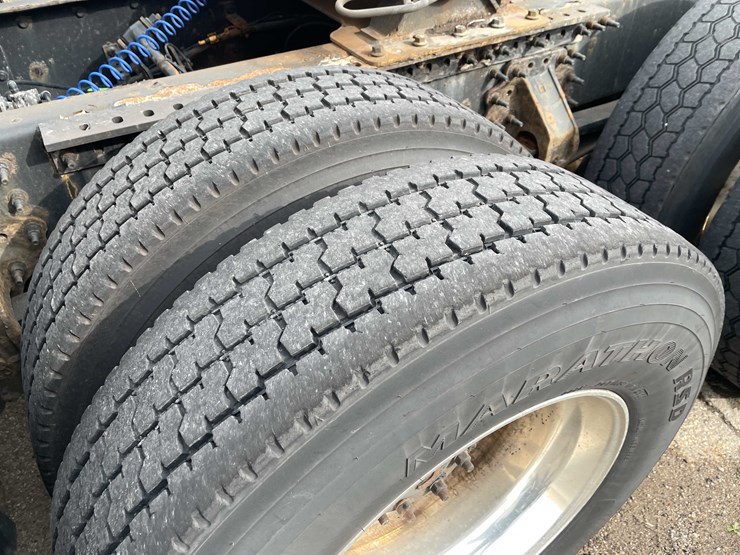 #1372-•-2014-volvo-sleeper-semi-(has-wi-title)-(of)-image-94