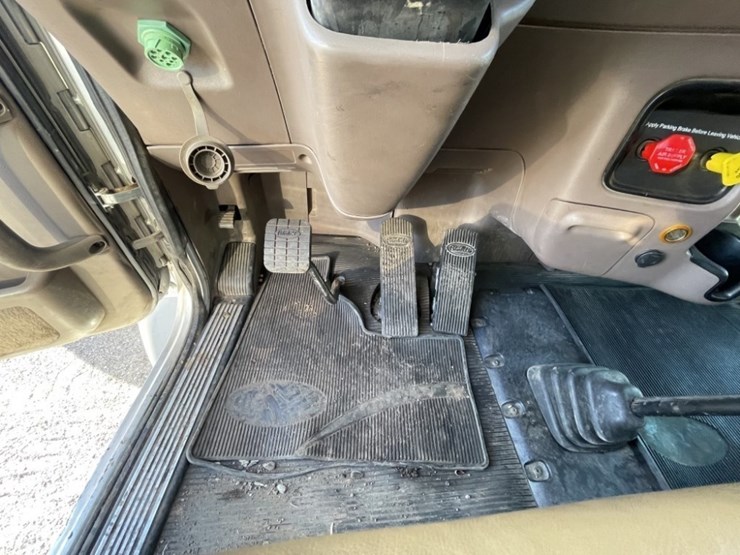 2018-peterbilt-367-image-37