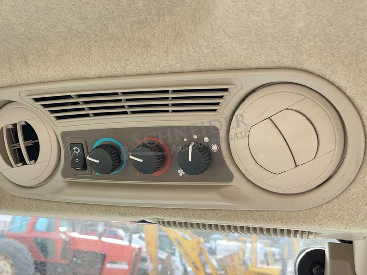 2022-john-deere-5065e-image-41