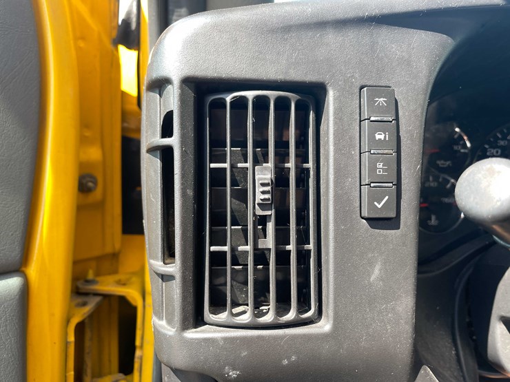 #1376-•-2012-gmc-savana-box-truck-(has-wi-title)-(of)-image-22