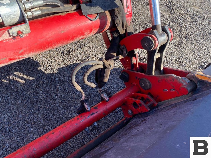 2012-massey-ferguson-5475-image-14