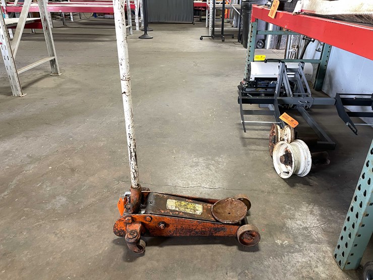 #8517-•-(2)-ton-trv-lift-floor-jack-(cw)-image-2