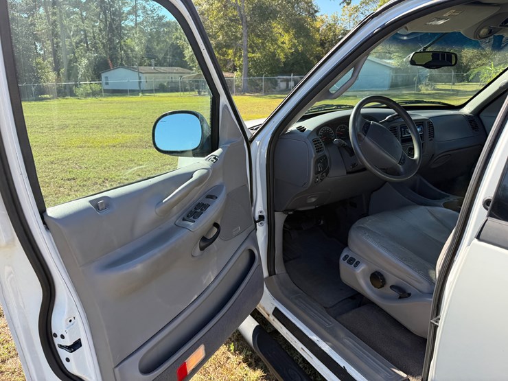 2002-ford-expedition-image-11