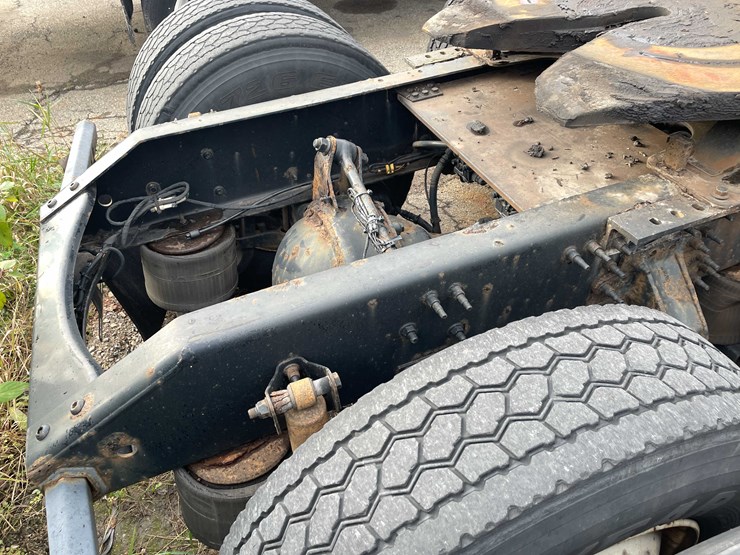 #1372-•-2014-volvo-sleeper-semi-(has-wi-title)-(of)-image-33