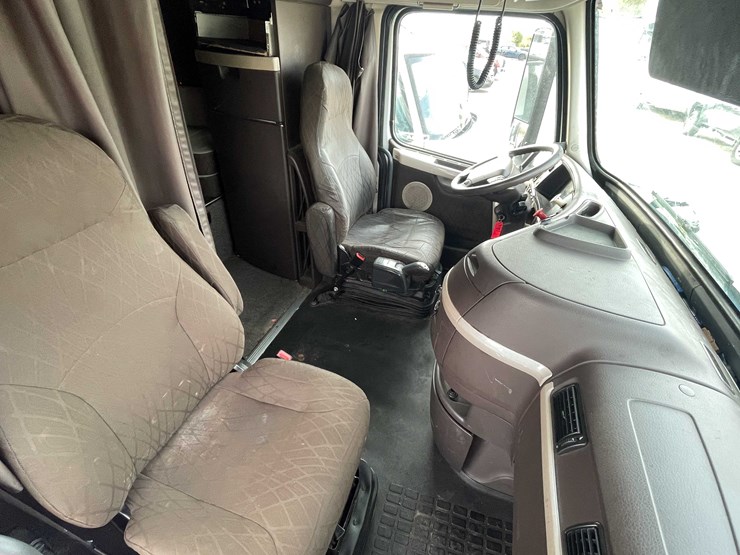 #1372-•-2014-volvo-sleeper-semi-(has-wi-title)-(of)-image-57
