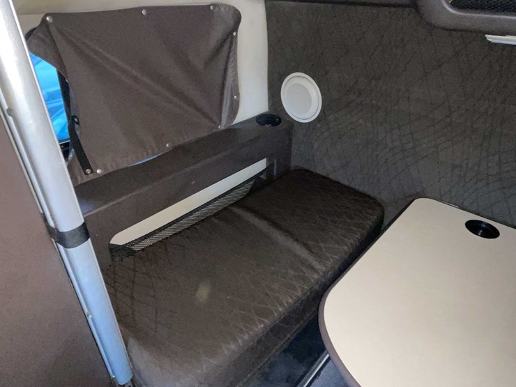 #1372-•-2014-volvo-sleeper-semi-(has-wi-title)-(of)-image-71