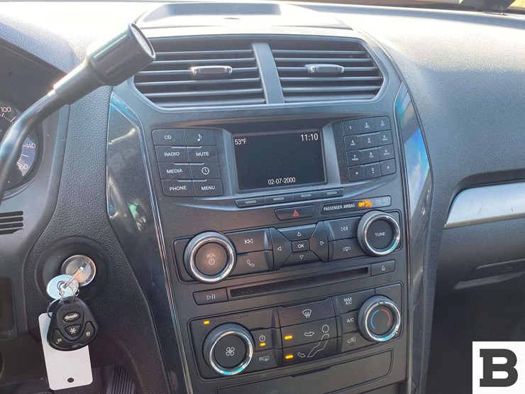 2016-ford-explorer-image-27