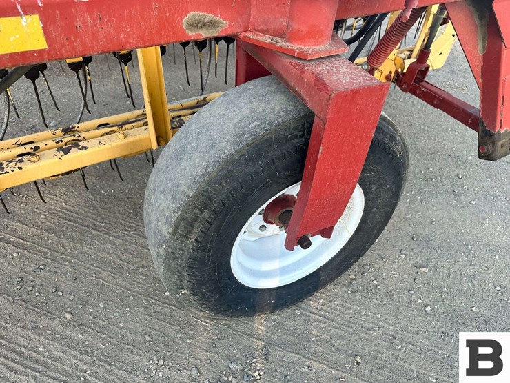 new-holland-216-image-13