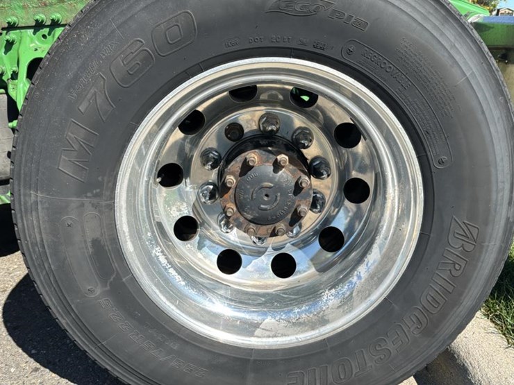 2023-peterbilt-579-image-17