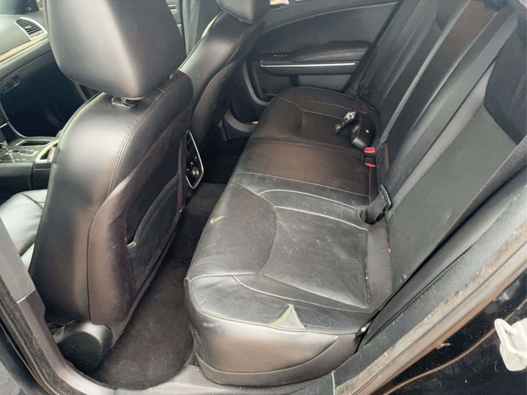 2012-chrysler-300-c-sedan-4d-image-13