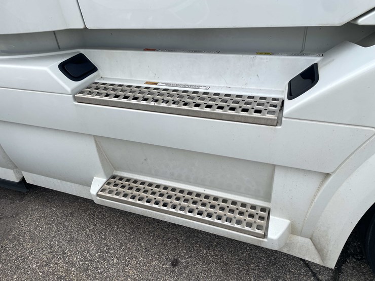 #1372-•-2014-volvo-sleeper-semi-(has-wi-title)-(of)-image-19