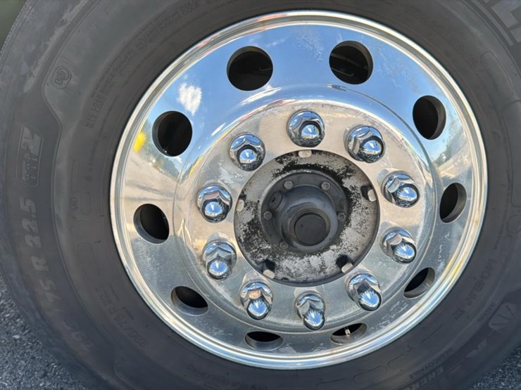 2023-peterbilt-579-image-18