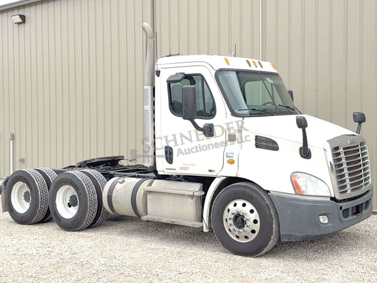 2012-freightliner-cascadia-113-image-1