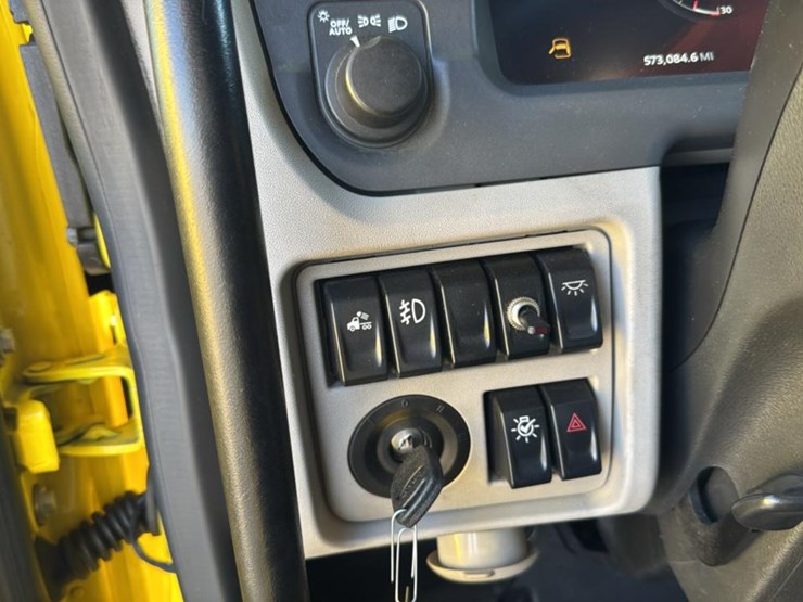 2023-peterbilt-579-image-43